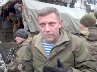 Ruský vojak v pozadí za veliteľom doneckých jednotiek Alexandrom Zacharčenkom.
