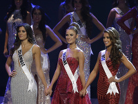 (Zľava) Miss Columbia Paulina Vega, Miss Ukrajina Diana Harkusha a Miss USA Nia Sanchez čakajú na vyhlásenie novej Miss Universe