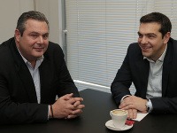 Panos Kammenos (vľavo), predstaviteľ strany Nezávislí Gréci a Alexis Tsipras, líder Syrizy