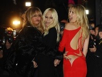 Donatella Versace (uprostred) s kamarátkou Goldie Hawn (vľavo) a jej dcérou Kate Hudson (vpravo) - dve strašidlá a jedna kráska. 