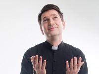 Marek Majeský hrá v obľúbenom markizáckom seriáli Horná Dolná sexi farára. Marek Majeský hrá v obľúbenom markizáckom seriáli Horná Dolná sexi farára.