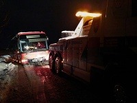 Autobus skončil v priekope Autobus skončil v priekope