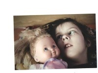 Miriam iba leží a usmieva sa Miriam iba leží a usmieva sa