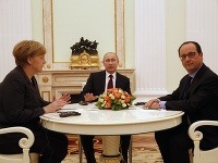 Putin na rokovaní s Merkelovou a Hollandom.
