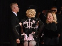 Madonna prezentáciu svojho outfitu takto okorenila. Na prítomných otŕčala zadok v tango nohavičkách.  