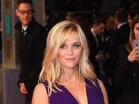 Pravá blondínka Reese Witherspoon stavila na róbu fialovej farby.