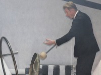 Mika Häkkinen udrel do gongu takou silou, až ho zvalil na zem. 