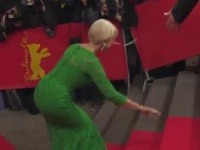Helen Mirren sa zapotácala a musela sa pridržiavať schodov, aby sa nezrútila na zem. 