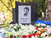 Jakub Švehla sa v seriáli Panelák dočkal aj pomníka, na ktorom je vyrytá podobizeň herca Vladimíra Kobielskeho. 