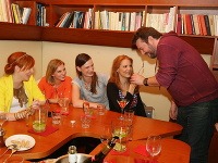 Finalistky Dievčaťa za milión pozvali na stretnutie aj moderátora Michala Hudáka. 