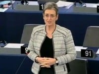 Ulrike Lunaceková Škripekovi v súvislosti s referendom nič nedarovala. Ulrike Lunaceková Škripekovi v súvislosti s referendom nič nedarovala.