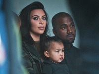 Rodinka Kanyeho Westa mnohým ľuďom pekne lezie na nervy.  
