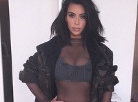 Kim Kardashian sa na instagrame pochválila týmto outfitom. S veľkým pochopením a nadšením bežných ľudí sa nestretla. 