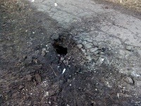 Následky bombardovania mesta Hirnyk proruskými separatistami v doneckom regióne.