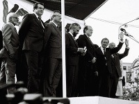 Aktéri novembrových udalostí roka 1989 zľava: Vladimír Ondruš, Vladimír Mečiar, Milan Čič, Fedor Gál, Marián Čalfa, Václav Havel a Alexander Dubček na zhromaždení v Bratislave. 
