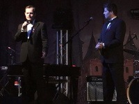 Politik Radoslav Procházka (vľavo) na nedávnom plese rýpal do moderátora Petra Šarkana Nováka. 