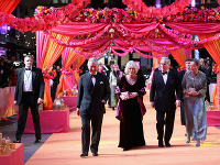Princ Charles a jeho manželka Camilla sa prišli zabaviť na premiéru filmu Druhý báječný hotel Marigold. 