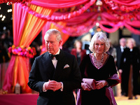 Princ Charles zobral svoju manželku Camillu do spoločnosti. 