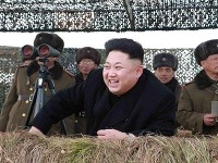 Kim Čong-un má nový účes, narozdiel od svojho ľudu.