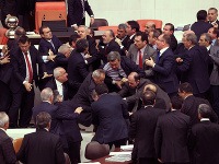 Bitka v tureckom parlamente