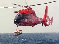 Záchranári vyťahujú Fossetta z vôd Tichého oceána
