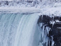 Zamrznuté Niagarské vodopády lákajú turistov.