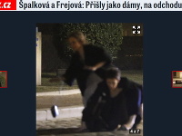 Kristýna Frejová a Petra Špalková padli na zem. 