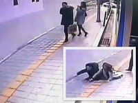 Pár sa znenazdajky prepadol Pár sa znenazdajky prepadol