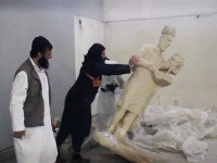 Extrémisti v Iraku ničili vzácne sochy v Iraku
