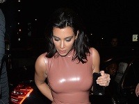 Kim Kardashian vyzerala v ružových latexových šatách hrozne. 