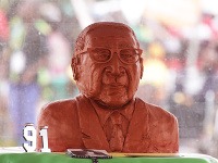 Mugabe (91) to riadne roztočil. Mugabe (91) to riadne roztočil.