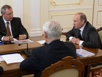 Rogozin (vľavo) s prezidentom Putinom