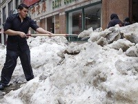 Spojené štáty aj naďalej bojujú so snehom.