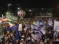 Tisíce ľudí protestovalo v Tel Avive proti Netanjahuovi.