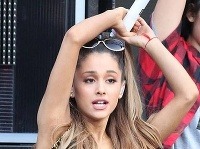 Ariana Grande zažila na pódiu trápne chvíle. 