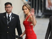 Jennifer Lopez prišla na nedávne nakrúcanie takto vyfintená a každému pri pohľade na ňu padla sánka. 