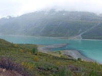 Fotografia vznikla dňa 6.9.2003, z rovnakého miesta. Ľadovec ustúpil asi 3 km, na ľavej strane je badať fjord. Stráň v popredí je pokrytá hustou vegetáciou, vrátane ihličnanov a listnatých stromov.
