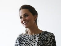 Kate Middleton rozdávala na umeleckej výstave úsmevy na všetky strany. 