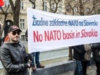 Demonštrácia proti výstavbe základní NATO na slovensku na Hviezdoslavovom námestí. 
