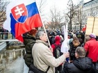Demonštrácia proti výstavbe základní NATO na slovensku na Hviezdoslavovom námestí. 