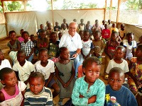 Don Manolo Jiménez, predstavený provincie Rovníkovej Afriky, na návšteve detí v saleziánskom dome v Bangui. Ide o rodiny, ktoré sa nemôžu vrátiť do svojich domov.