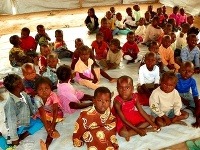 Najmenšie deti základnej školy v utečeneckej časti SDB domu.