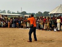 Salezian don Desiré, direktor saleziánskeho domu v Damala, rozpráva pred utečencami, ktorí sa nachádzajú v saleziánskom dome.