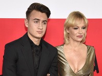 Pamela Anderson a jej syn Brandon Thomas Lee sa na červenom koberci postarali o rozruch. 