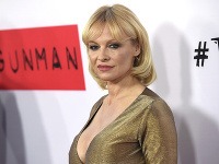 Pamela Anderson zmenila imidž. Svoje dlhé vlasy si dala dosť skrátiť. Inak si češe aj ofinu. 