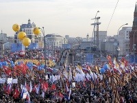 Vladimir Putin spolu s davom ľudí oslavoval prvé výročie anexie Krymu.