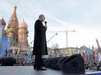 Vladimir Putin spolu s davom ľudí oslavoval prvé výročie anexie Krymu.