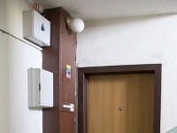 Nočný hluk nezostáva iba za týmito dverami, ale šíri sa aj do okolitých bytov.