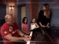 Ivana Gottová a jej dcérky Charlotte Ella a Nelly Sofie sa spojili s Michalom Davidom a Karlovi Gottovi naspievali pieseň.  