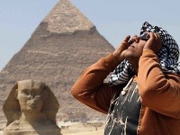 Čiastočné zatmenie v Káhire ľudia pozorovali cez špeciálne okuliare